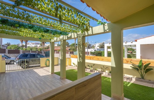 Parchal House | Holiday Home 'A Praia Da Belavista' with Private Terrace, Wi-Fi and Air Conditioning
