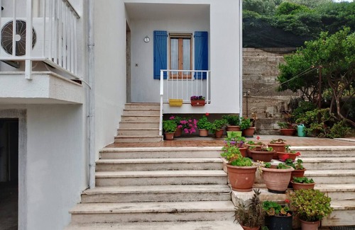 Lu Bagnu House | Holiday Home 'Al Mare' with Private Garden, Balcony and Air Conditioning