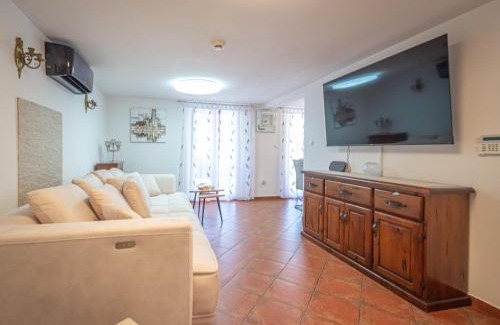 Pomer House | Holiday Home Aleksandra by Interhome