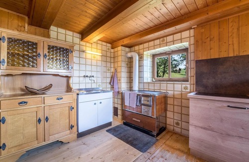 Verano House | Holiday Home 'Almhütte Jägerrast' with Mountain View & Garden