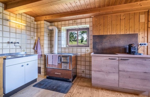 Verano House | Holiday Home 'Almhütte Jägerrast' with Mountain View & Garden