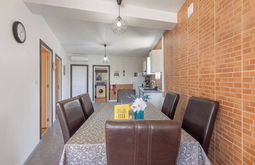 Ponte de Vagos House | Holiday Home 'Amarela' with Shared Pool, Wi-Fi and Air Conditioning