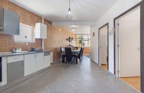 Ponte de Vagos House | Holiday Home 'Amarela' with Shared Pool, Wi-Fi and Air Conditioning