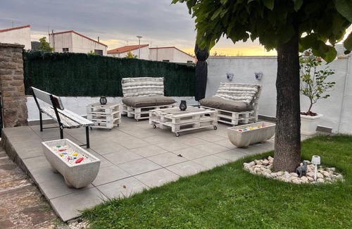 Yesa House | Holiday Home 'Amets' with Mountain Views and Private Garden