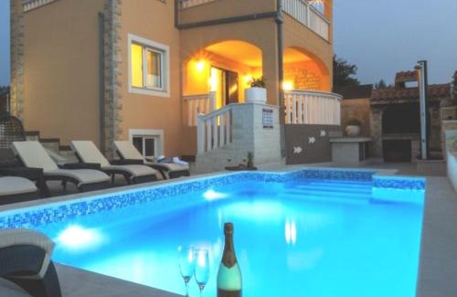 Razanj House | Holiday Home Ante - with pool & gym