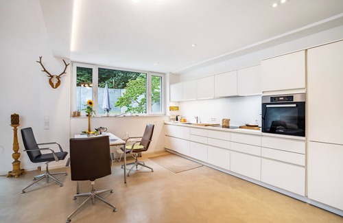 Ottersweier House | Holiday Home 'Architektenhaus Baden Mit Studio' with Mountain View, Private Terrace and Wi-Fi