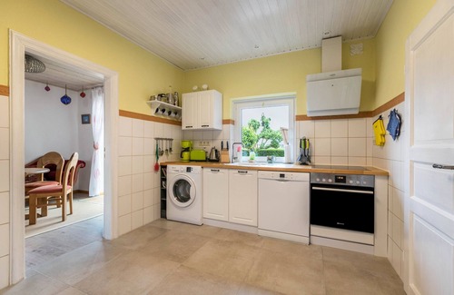 Suederhafen House | Holiday Home 'Auszeit Il Am Deich Auf Nordstrand' with Private Terrace, Private Garden and Wi-Fi