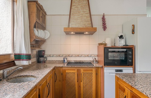 Orgiva House | Holiday Home 'Benizarte' with Mountain View, Wi-Fi and Air Conditioning
