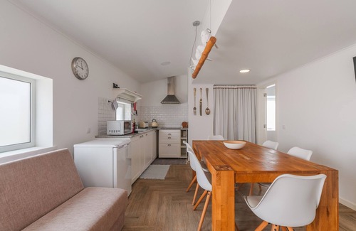 Malveira da Serra House | Holiday Home 'Between Mountain and Sea' with Mountain View, Private Terrace and Wi-Fi