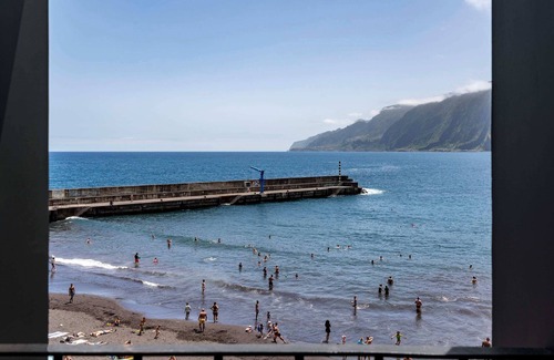 Porto Moniz House | Holiday Home by the Sea, Pipas do Avô - Seixal