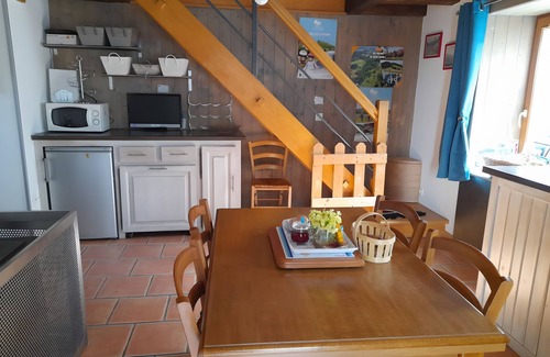 Servance-Miellin House | Holiday Home 'Charmante Maison Les Volets Bleus' with Private Garden and Wi-Fi
