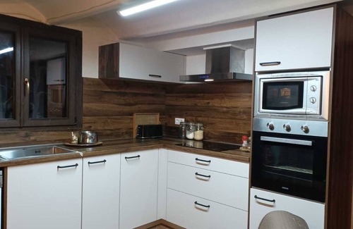 Vilobi d'Onyar House | Holiday Home "Casa Rural Can Abres" with Pool, Garden & Wi-Fi