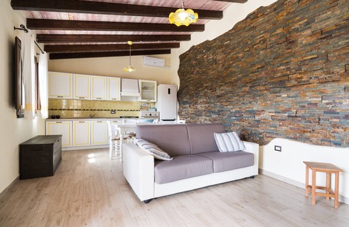 Dorgali House | Holiday Home 'Casa Luna' with Lake View, Wi-Fi and Air Conditioning