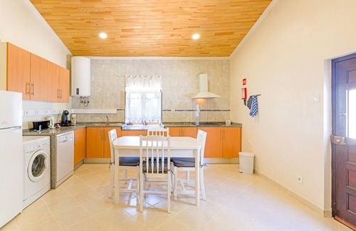 Baiona House | Holiday Home 'Casa Dos Lírios' with Mountain View, Private Terrace and Wi-Fi