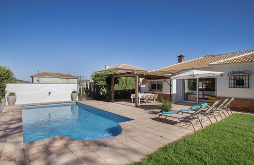 Casabermeja House | Holiday Home 'Cerezo - Chalet Lujo' with Mountain View - Ideal for families