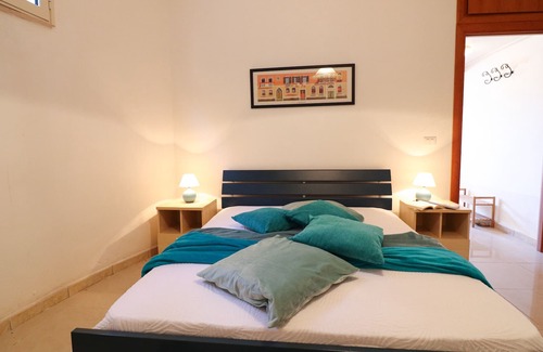 Castro House | Holiday Home 'Charonìa A Castro 5 Posti' with Private Garden, Balcony and Air Conditioning