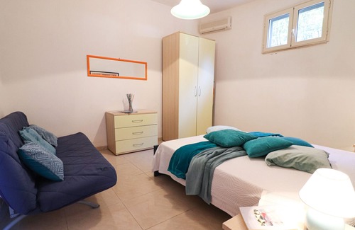 Castro House | Holiday Home 'Charonìa A Castro 5 Posti' with Private Garden, Balcony and Air Conditioning