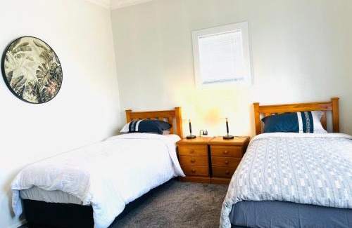 Dunedin House | Holiday Home Close to Beach Private Parking