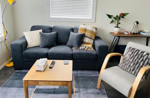 Dunedin House | Holiday Home Close to Beach Private Parking