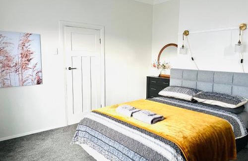 Dunedin House | Holiday Home Close to Beach Private Parking