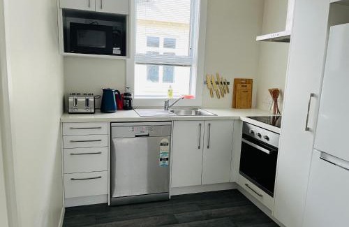 Dunedin House | Holiday Home Close to Beach Private Parking