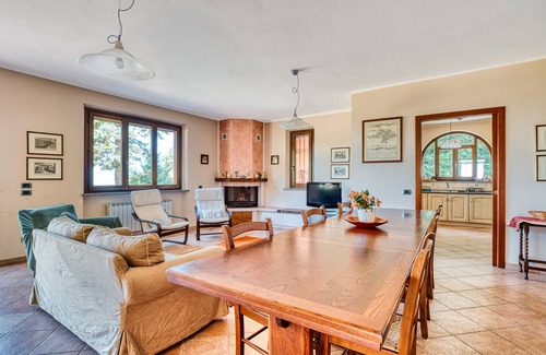 San Feliciano House | Holiday Home 'Del Riccio' with Lake View, Wi-Fi and Air Conditioning