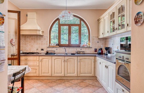 San Feliciano House | Holiday Home 'Del Riccio' with Lake View, Wi-Fi and Air Conditioning