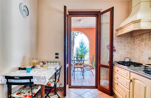 San Feliciano House | Holiday Home 'Del Riccio' with Lake View, Wi-Fi and Air Conditioning