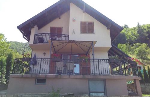 Sumece House | Holiday Home Dzeni