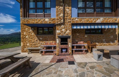 Sevares House | Holiday Home 'El Pongallin' with Lake View, Private Terrace and Wi-Fi