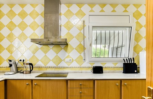 Bon Relax House | Holiday Home 'Elena' with Mountain View, Wi-Fi and Air Conditioning