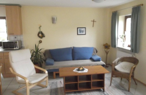 Neuendettelsau House | Holiday Home 'Ferienhaus Bis 5 Personen' with Shared Terrace and Wi-Fi