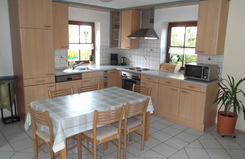 Neuendettelsau House | Holiday Home 'Ferienhaus Bis 5 Personen' with Shared Terrace and Wi-Fi