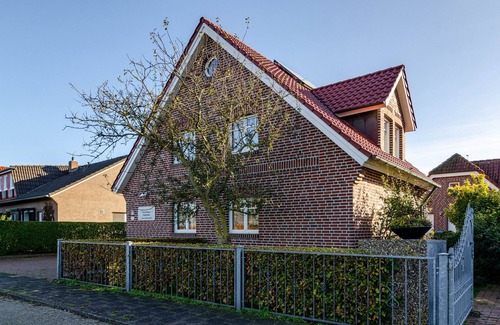 Borkum House | Holiday Home 'Ferienhaus Inselliebe' with Private Terrace, Private Garden and Wi-Fi