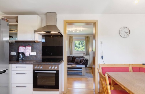 Bierhuette House | Holiday Home 'Ferienhaus Kreuzbergblick' with Mountain View, Private Terrace and Wi-Fi