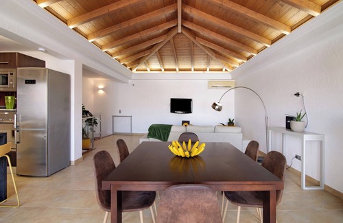 Tavira Apartment | Holiday Home 'Flor De Sol House' with Private Terrace, Wi-Fi and Air Conditioning