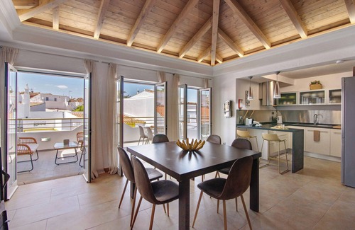 Tavira Apartment | Holiday Home 'Flor De Sol House' with Private Terrace, Wi-Fi and Air Conditioning