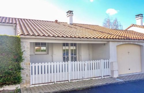 Saint-Palais-sur-Mer House | Holiday Home Les Grillons by Interhome