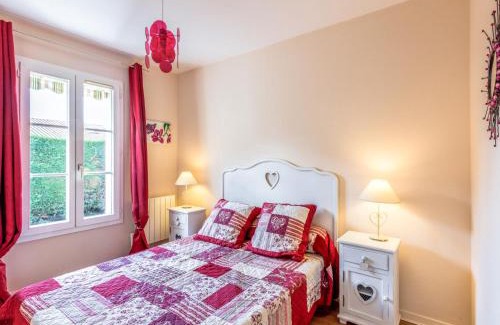 Saint-Palais-sur-Mer House | Holiday Home Les Grillons by Interhome