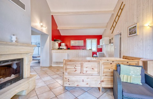 Salignac-Eyvignes House | Holiday Home 'La Grange De Léo' with Shared Pool, Private Terrace and Wi-Fi