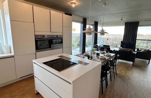 Neuharlingersiel House | Holiday Home 'Großzügiges Modernes' with Shared Terrace, Private Garden and Wi-Fi