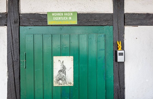 Ortsmitte House | Holiday Home 'Goldhase Anno 1700' with Private Terrace and Wi-Fi