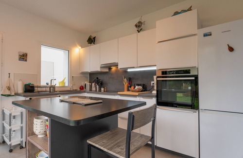 Saint-Jacques Villa | Holiday Home 'Grande Maison Bord De Mer' with Private Terrace and Private Garden