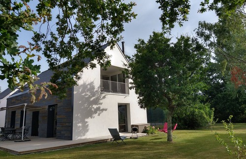 Saint-Jacques Villa | Holiday Home 'Grande Maison Bord De Mer' with Private Terrace and Private Garden