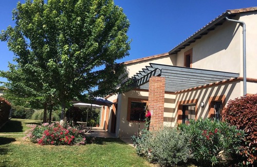 Longages House | Holiday Home 'Grande Villa' with Private Terrace, Private Garden and Wi-Fi