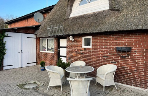 Langenhorn House | Holiday Home "Großes Reetdachhaus Langenhorn" with Garden, Terrace and Wi-Fi