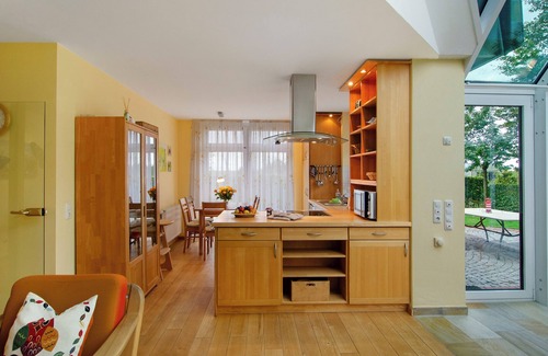 Spiekeroog House | Holiday Home 'Haus Admiral Wintergarten' with Private Terrace, Private Garden and Wi-Fi
