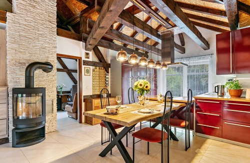 Zeuthen House | Holiday Home 'Haus Am Stadtrand' with Shared Terrace, Balcony and Wi-Fi
