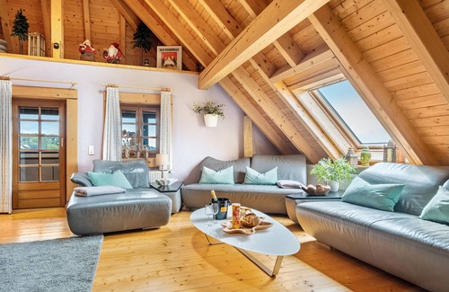 Loffingen House | Holiday Home 'Haushälfte' with Shared Garden and Wi-Fi