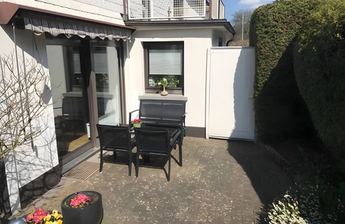 Burbach House | Holiday Home 'Hauszeit' with Private Terrace, Private Garden and Wi-Fi